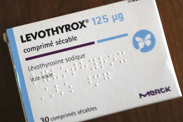 La nouvelle formule du Lévothyrox, médicament pour la thyroïde, serait à l'origine de graves effets secondaires chez certains patients. 