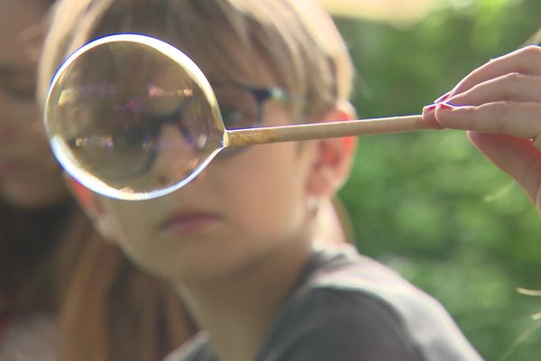 Les petits scientifiques en herbe partent à la découverte des bulles à la médiathèque d'Angoulême.