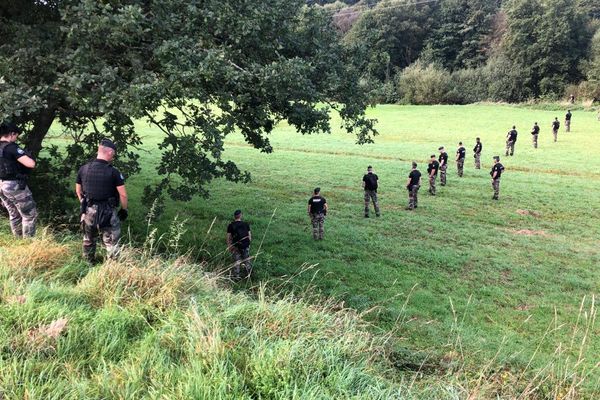 Un groupe de gendarmes ratisse le sol jeudi depuis l'étang du Breux près de Saint-Blaise-la-Roche, pour tenter de retrouver Lina, 15 ans, disparue depuis le samedi 23 septembre 2023 dans le Bas-Rhin.