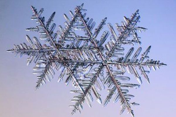 Meteo On Vous Explique Pourquoi Les Flocons De Neige Prennent Parfois Ces Si Jolies Formes D Etoiles