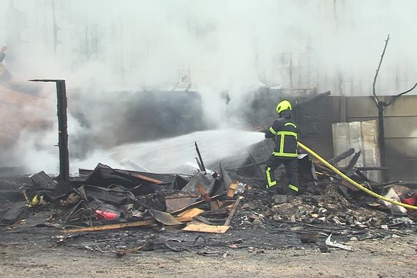 Le feu du cabanon du campement de Roms s'est propagé en quelques minutes à l'entreprise