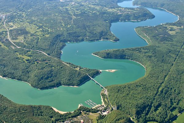 Le lac de Vouglans dans le Jura, où deux pêcheurs ont trouvé la mort.