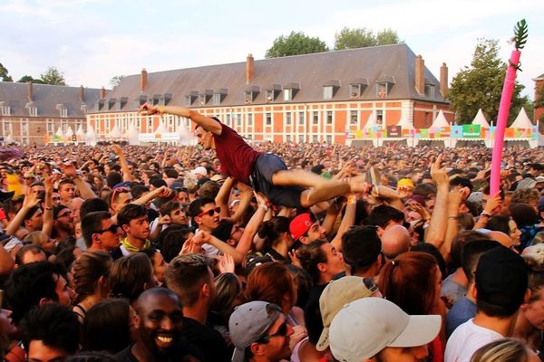 Ambiance festive lors du concert de Skip The Use, samedi, au Main Square Festival.