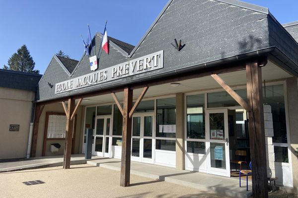 Après une année mouvementée en Creuse en raison de la carte scolaire, l'école Jacques Prévert de Guéret, en Creuse, a rouvert ses portes ce lundi 4 septembre 2023. Située dans le quartier de l'Albatros, cette école bénéficie de moyens supplémentaires. Mais sont-ils suffisants ? On fait le point.