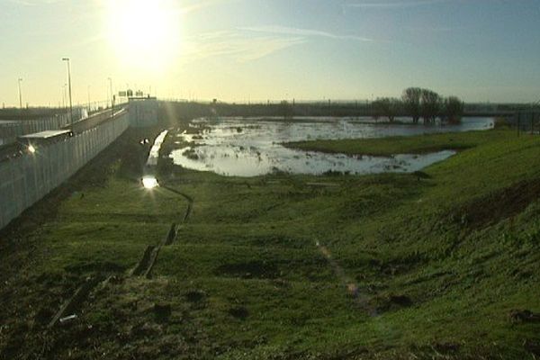 Après le déboisement massif, Eurotunnel inonde ses alentours pour empêcher les migrants de s'introduire sur son site