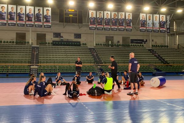 Professionnelles jusqu'au bout, les joueuses ont repris l'entraînement lundi 5 août salle Mangin Beaulieu à Nantes.