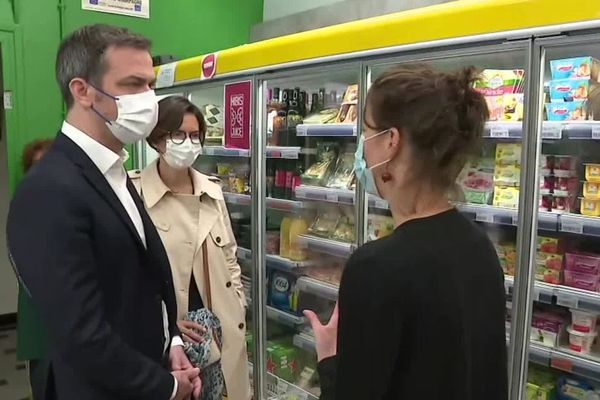 Le ministre de la Santé et des Solidarités, Olivier Véran, dans une épicerie solidaire à Grenoble le 22 mai. 