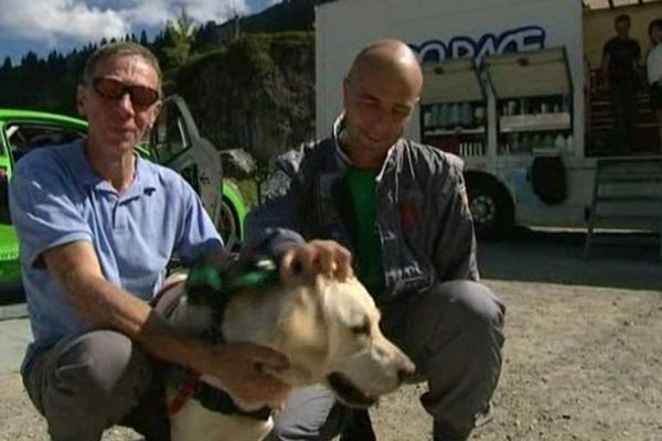 Joël Souvi (à gauche) est non-voyant, il assiste le pilote Pierre Laffay (à gauche) pendant sa journée de reconnaissance avant le rallye du Mont-Blanc.