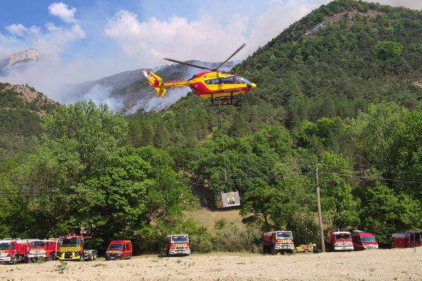 Deux hélicoptères de la sécurité civile et un avion Dash sont engagés sur l'incendie de Romeyer dans la Drôme.