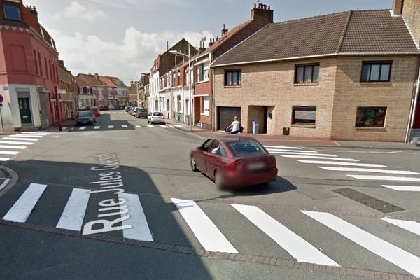 LE cycliste a été percuté dimanche vers 17h45  à l'angle des rues Jules-Guesdes et Arago à Coudekerque-Branche. 