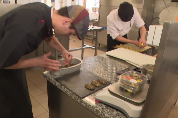 Sept équipes étaient en lice, dont une du CFA du Moulin Rabaud (87), lors de ce 3e concours régional des apprentis bouchers.