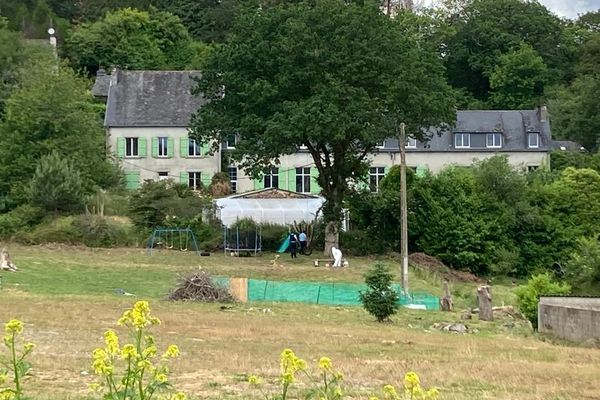 Le jardin dans lequel s'est déroulé le drame dans le lieu-dit de Saint-Herbot à Plonévez-du-Faou. Dimanche, les gendarmes de Châteaulin effectuaient des relevés.