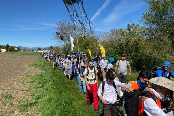 Plus d'un millier de manifestants participent à la randonnée festive contre les projets de méga-bassines dans le Puy-de-Dôme.