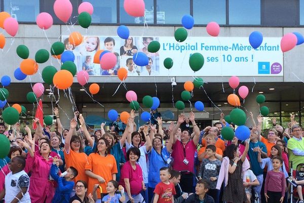 23 avril - un lâcher de ballons pour fêter les 10 ans de HFME