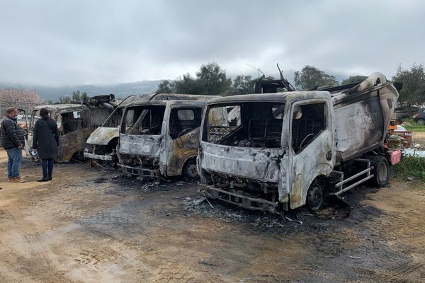 Un incendie a complètement détruits quatre camions de collecte des déchets, à Monticello, dans la nuit du mercredi 24 au jeudi 25 février. 