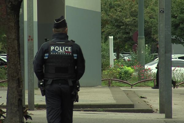 Les policiers municipaux fouillent les moindres recoins du bâtiment à la recherche de drogues.