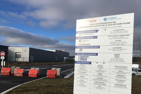 Après 20 ans de discussions, le contournement routier de la ville de Saint-Flour, dans le Cantal, sera opérationnel dans la semaine du 6 janvier. Les travaux sont terminés. Un soulagement pour les Cantaliens et les élus locaux. 