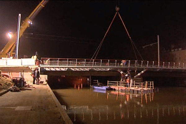 La pose de la passerelle du pont Churchill le 21 janvier dernier à Caen n'avait pu être achevée. 