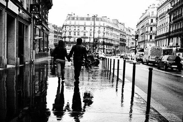 Paris sous la pluie. Ici la rue Saint-Lazare, à proximité de l'Eglise de la Trinité (9e arrondissement).