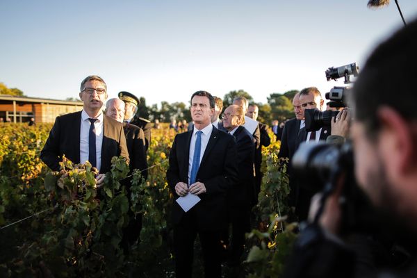 Le premier ministre, Manuel Valls visite l'exploitation viticole et échange avec les viticulteurs du Château de Luchey-Halde.