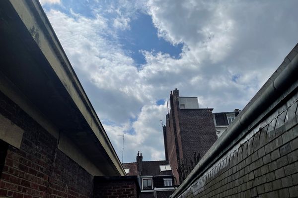 Le ciel de la métropole entre gris et bleu