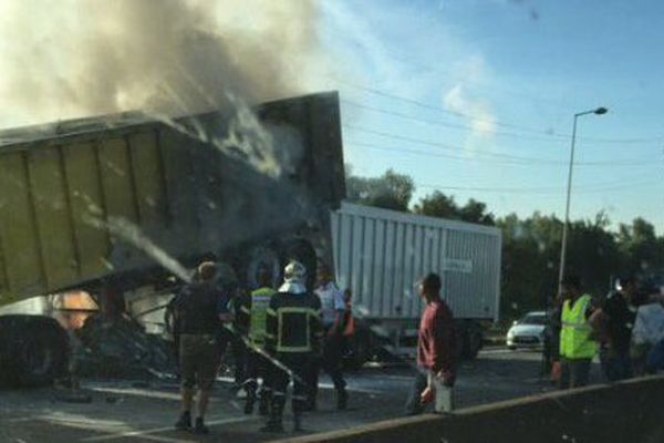 Le camion du prévenu (à droite) avait poussé la voiture sous le poids-lourd arrêté devant.