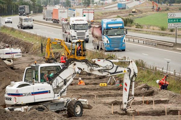 Le début des travaux du mur le long de la rocade à Calais.