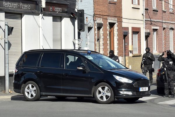 Les policiers lors de l'interpellation du suspect, mercredi à Wattignies