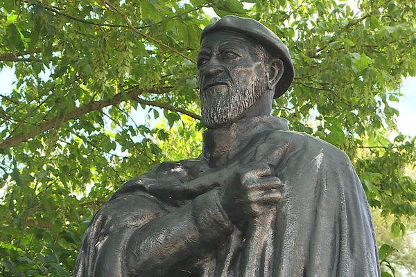 La statue de l'Abbé Pierre trône à Norges-la-Ville (Côte-d'Or).