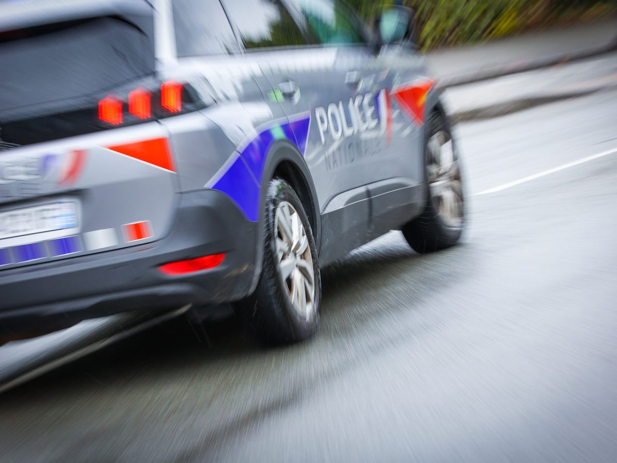 En Ardèche, un voleur prend la fuite avec une voiture de police ! -  France Bleu