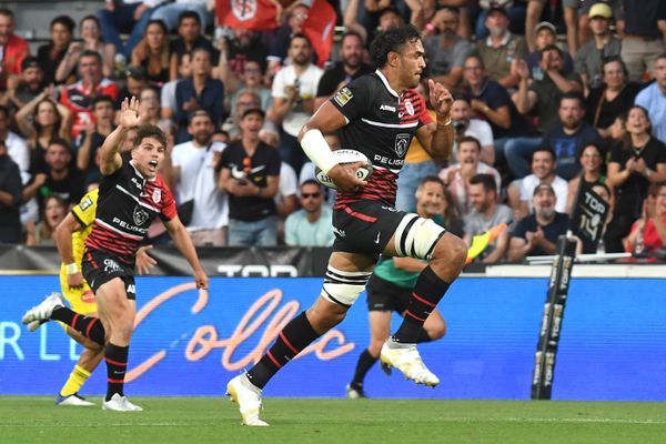 Rory Arnold s'échappe dans la défense rochelaise, samedi 11 juin, lors du match barrage entre Toulouse et La Rochelle.