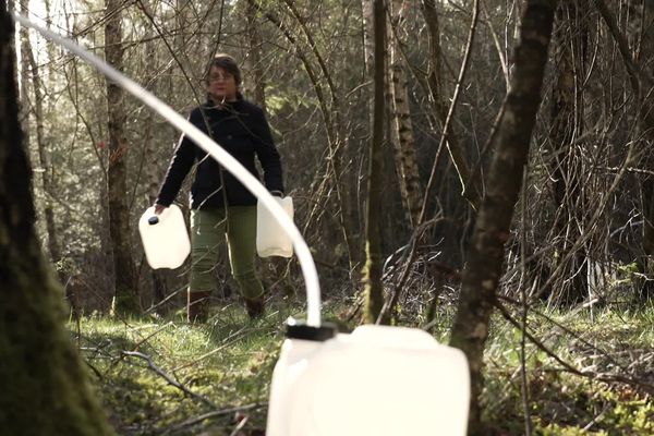 Le secret ? La patience pour que le précieux liquide remplisse les bidons de trois litres.