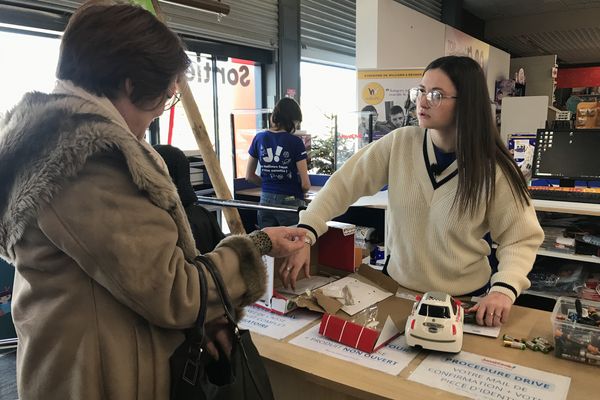 Elisa Surovuice, employée polyvalente dans un magasin de jouets de Chambray-lès-Tours réceptionne les jouets défectueux.