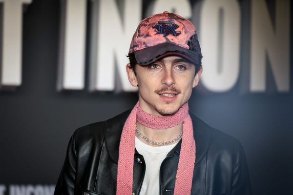 Après avoir fait parler de lui pour sa moustache et son arrivée en promotion à vélo, Timothée Chalamet assure la publicité d'un parc naturel d'Occitanie.