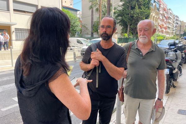 Cédric Herrou (au centre) était ce matin au tribunal administratif de Nice, tout comme le maire de Breil-sur-Roya, Sébastien Olharan (LR)