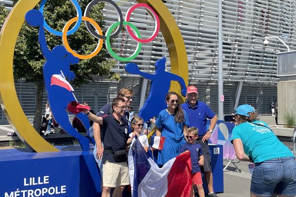 Les supporters font la queue pour avoir leur photo devant les anneaux olympiques