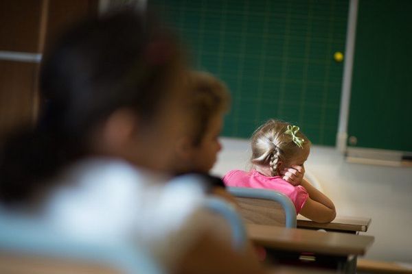 Illustration. Des élèves dans leur classe, à Paris.