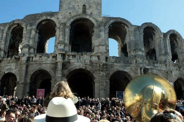 15 larges marches en calade : les escaliers qui conduisent aux arènes d'Arles. 