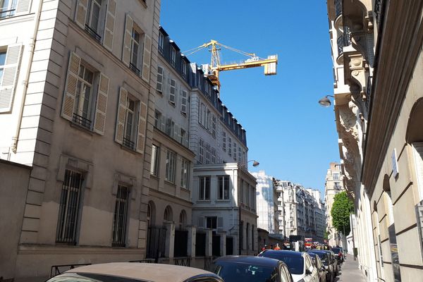 La grue qui menace de s'effondrer rue de l'Assomption, à Paris (XVIe).