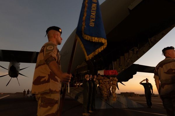 Les corps des 13 militaires français tués au Mali sont arrivés en France ce dimanche 1er décembre au lever du soleil. Un premier hommage militaire leur a été rendu.