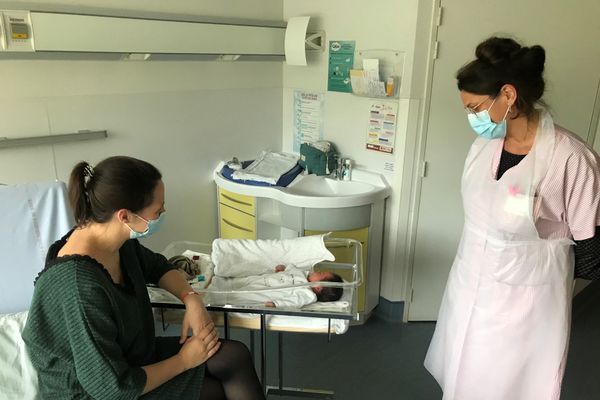 Masques et attentions particulières pour les mamans et les bébés à l'Hôpital Mère-Enfant de Limoges.