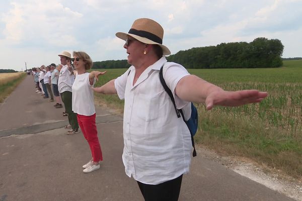 Une chaîne humaine de 200 mètres a protesté contre un projet éolien dans le Loiret.