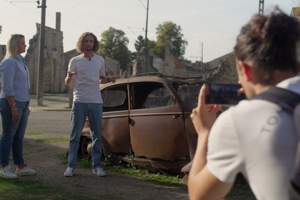 Tournage, place du champ de foire du village martyr.