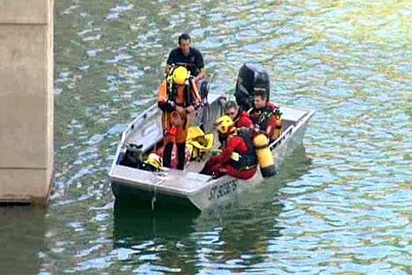 Vailhan (Hérault) - les plongeurs recherchent le disparu autour du barrage dans le lac des Olivettes - 5 août 2014.