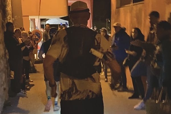 A leur arrivée dans le village de Tourrette-Levens, les coureurs de l'UTMB sont accueillis comme des stars au coeur de la nuit.