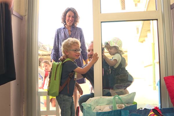 Le petit William, trois ans et demi, embrasse ses parents pour son tout premier jour de maternelle à Seilhac (Corrèze).