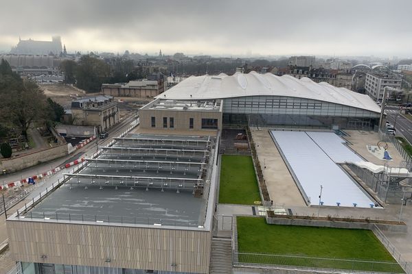 Le tout nouveau complexe aqualudique de Reims ne peut toujours pas accueillir le public, à cause de la crise sanitaire. 