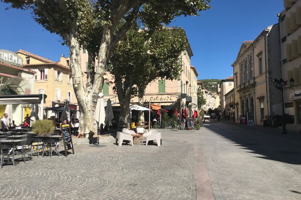 La ville de Draguignan va taxer les commerces laissés vacants depuis plus de deux ans. Objectif : redynamiser le centre-ville, comme ici place René Cassin.