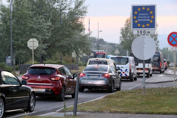 Les travailleurs frontaliers pris dans les bouchons à la frontière franco-allemande de Breisach-am Rhein.