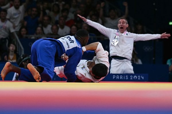 Guillaume Fort pendant le combat du Français Ngayap Hambou face à l'Azerbaïdjanais Eljan Hajiyev, en -90kg.